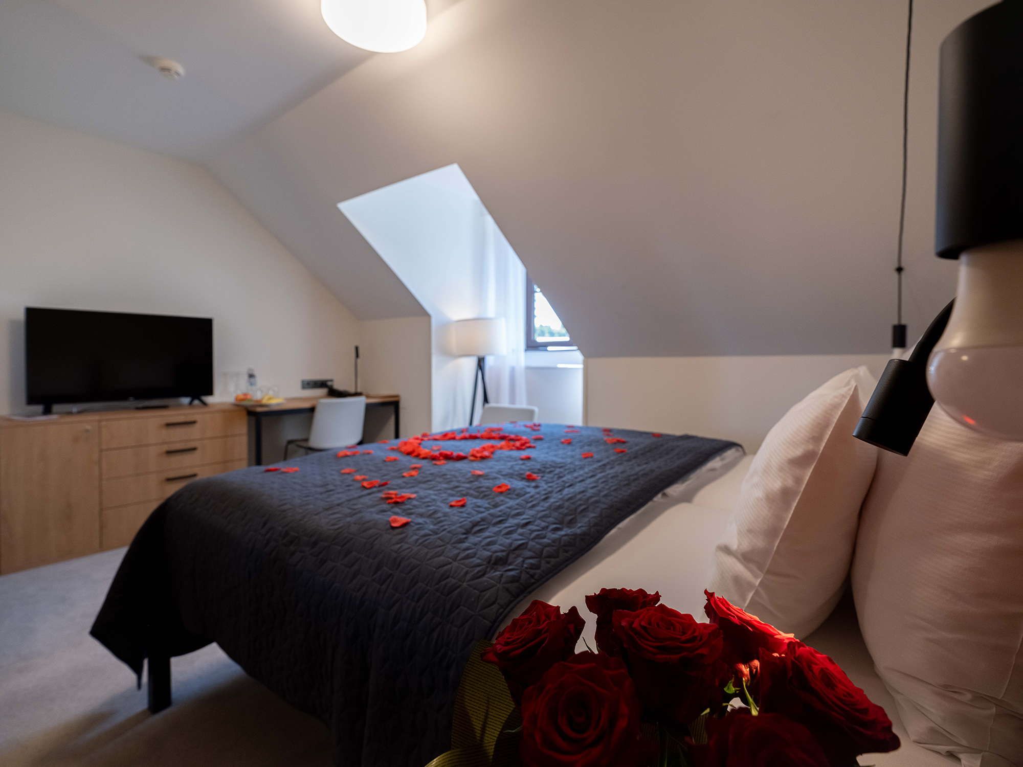 Romantický pobyt – Postel s nebesy plná růží