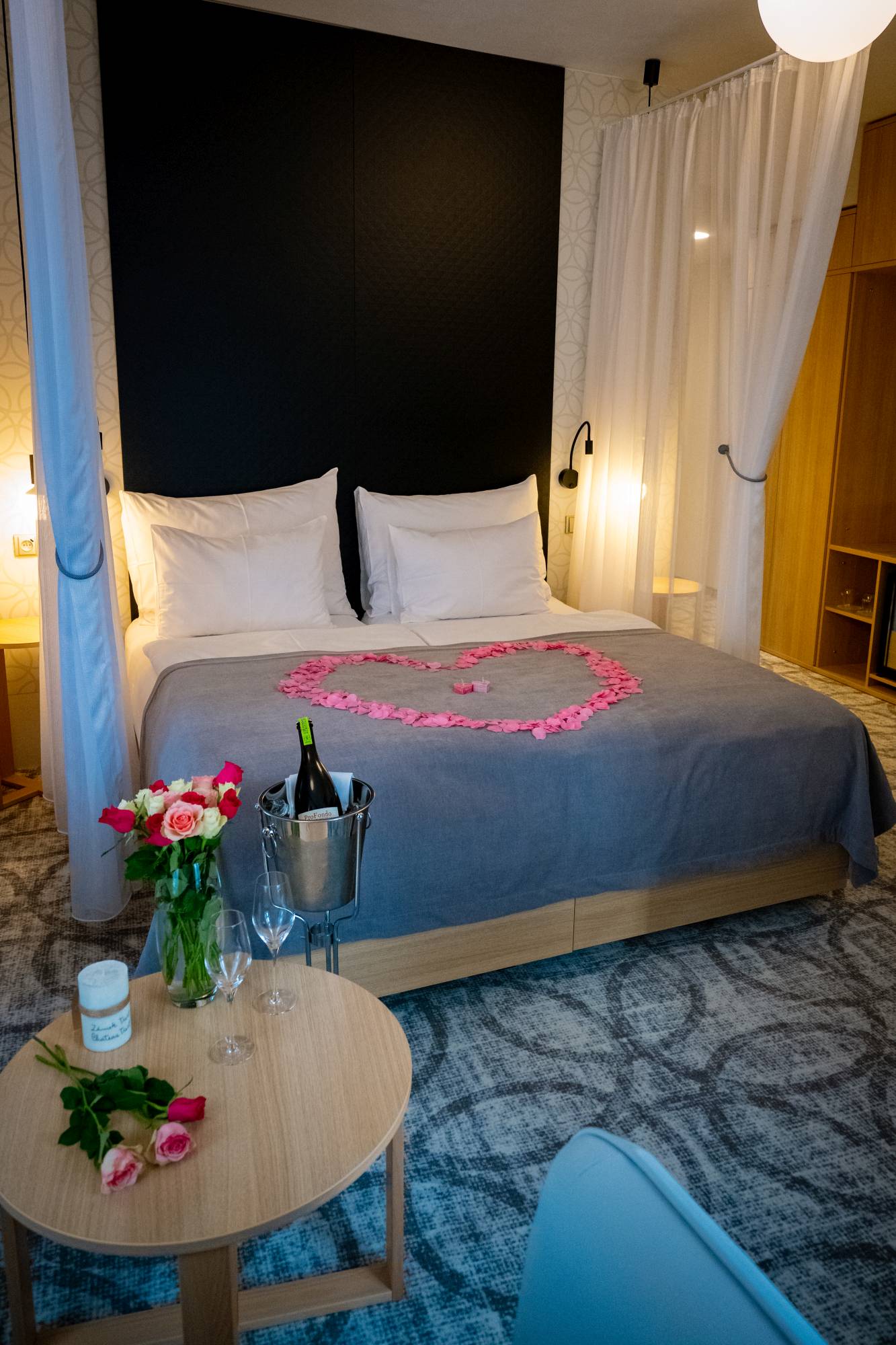 Romantic Stay – A Four-Poster Bed Full Of Roses